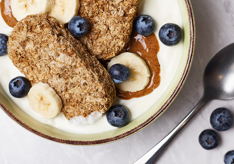 Bol de plátano y arándanos